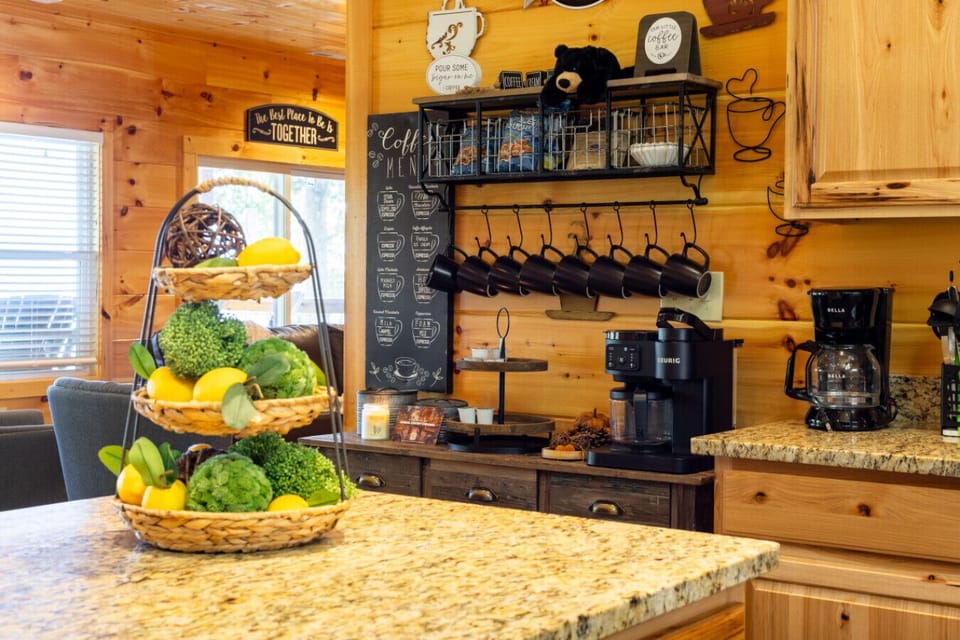 Cabin 1: Fully equipped kitchen.