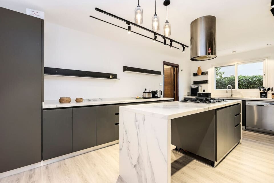 Kitchen Delight: Sleek island and modern appliances for culinary adventures in Dubai!
