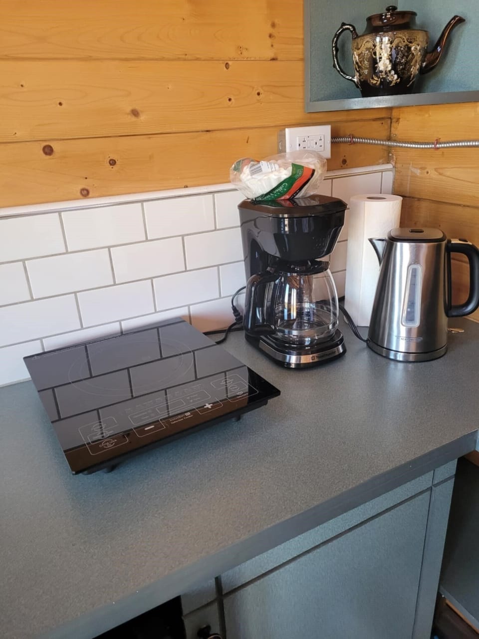 Induction element for cooking and coffee/tea nook