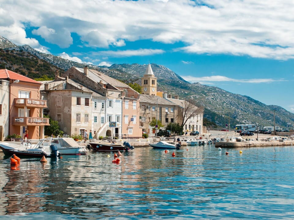 Water, Body Of Water, Mountainous Landforms, Waterway, Coastal And Oceanic Landforms, Boat, Hill, Coast, Watercourse, Sea