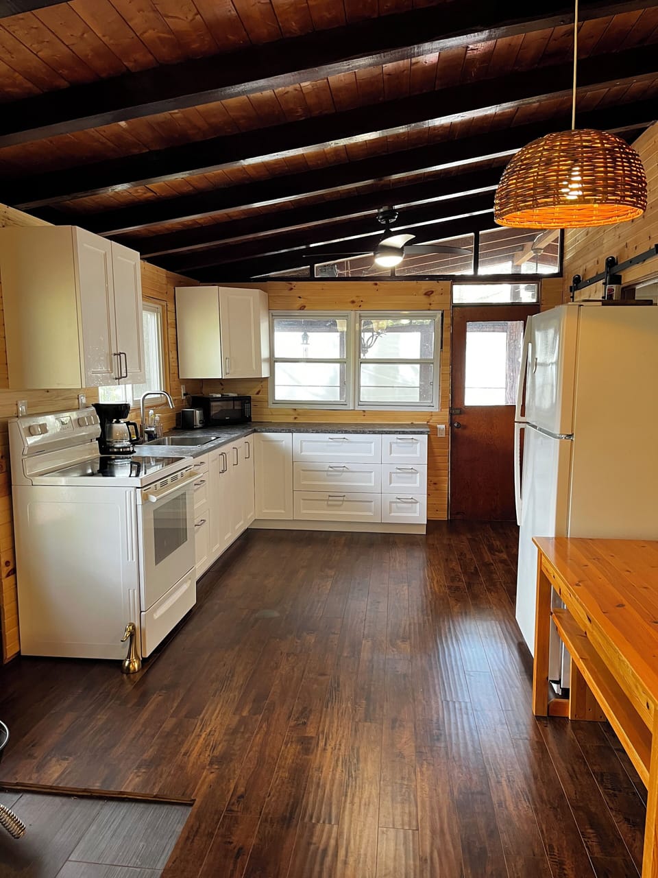 Fully equipped kitchen and BBQ area.