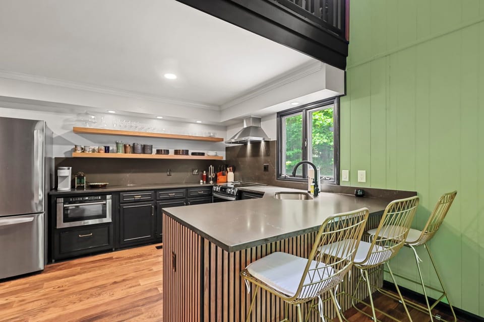 Kitchen breakfast bar