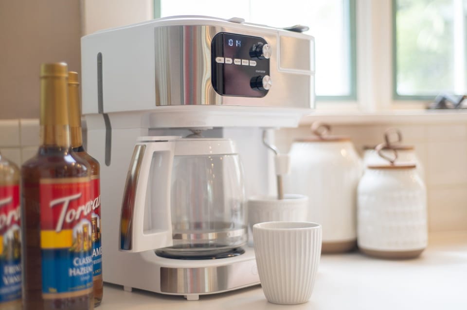 Coffeemaker has a full drip pot and keurig option 