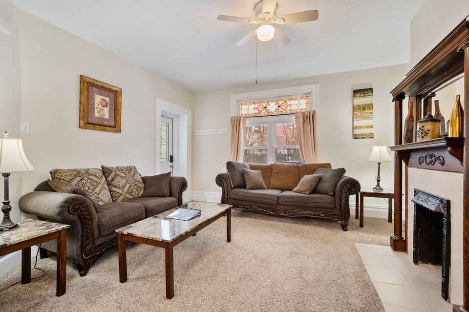 Living room with smart tv and wifi available.