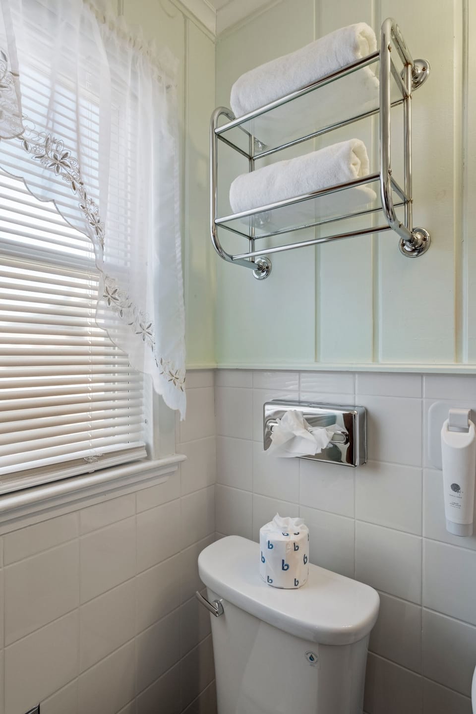 Bright and tidy with everything you need to refresh after a day of exploring Littleton.