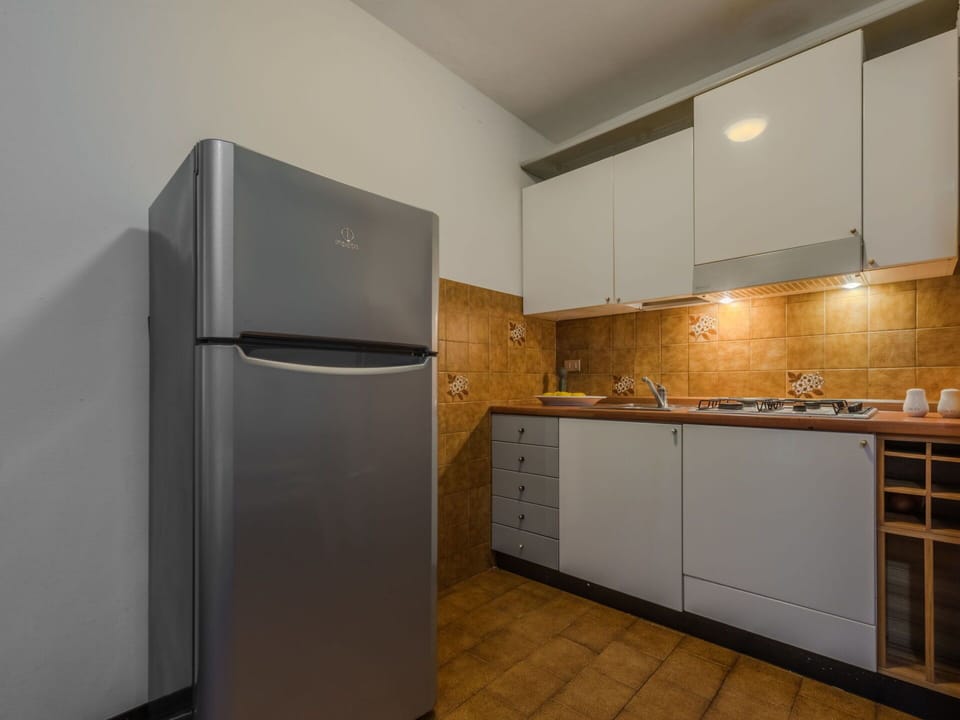 Kitchen Appliance, Major Appliance, Kitchen, Countertop, Flooring, Wood, Interior Design, Home Appliance, Cabinetry, Ceiling