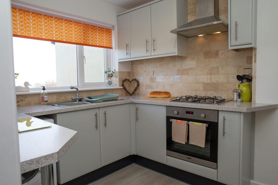 Kitchen with electric oven and extractor hood