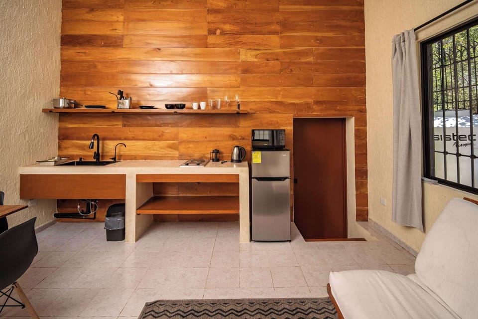 Cocina amplia con refrigerador con congelador para cocinar cualquier especialidad. 