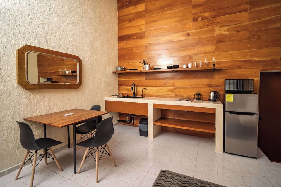 Bello muro de madera y doble altura que hace el espacio muy agradable. 