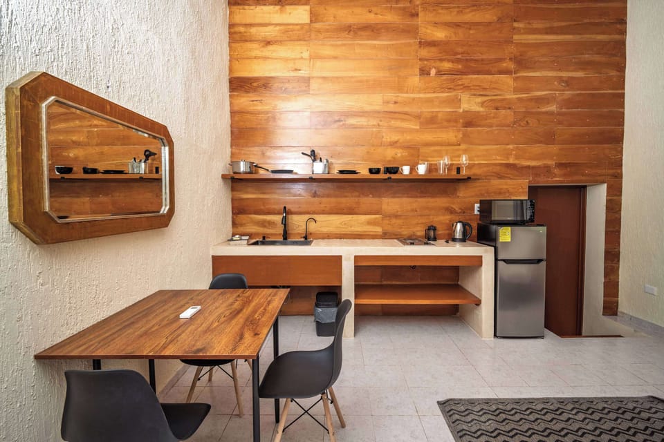 Comedor para tres personas con amplio espacio y gran ventilación.