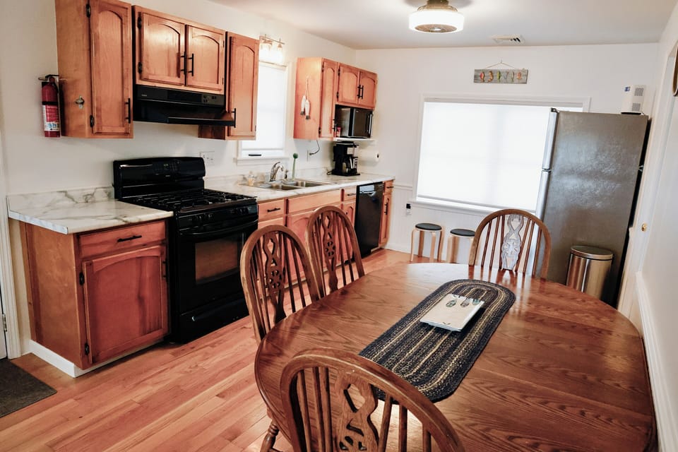 Dining area with seating for up to six (4 full chairs and two small stools)