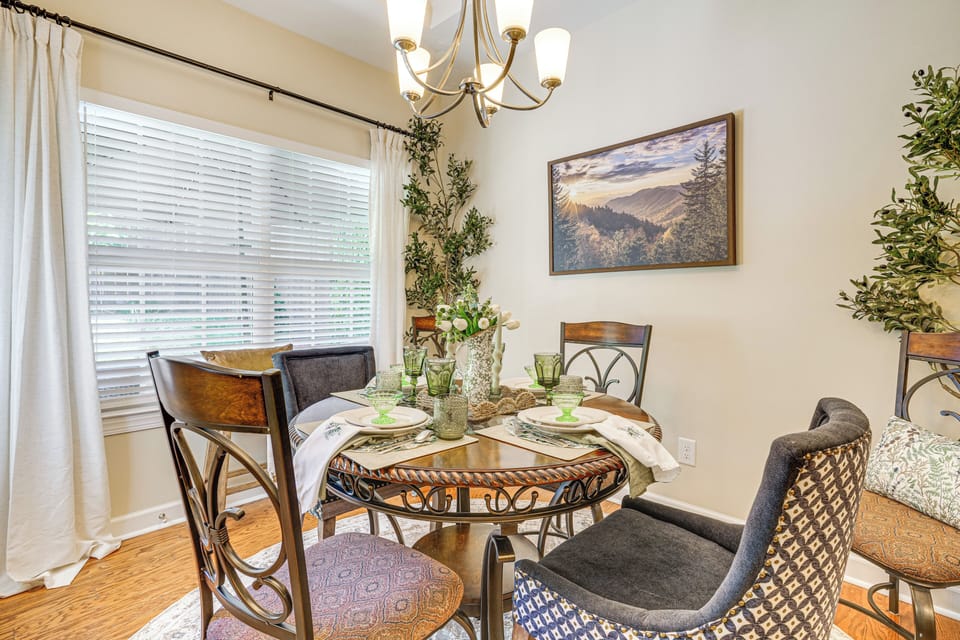 Dining Area | Dishware/Flatware Provided