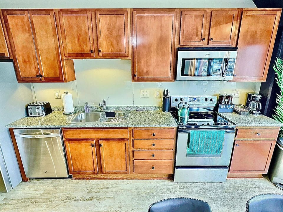 Fully Equipped Kitchen
Granite countertops, stainless appliances, and ample cabinet space make this kitchen ready for anything from quick snacks to full meals.