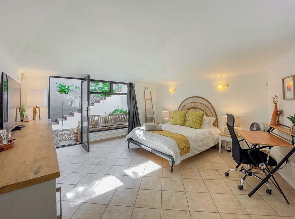 Garden Suite - TV - Workstation