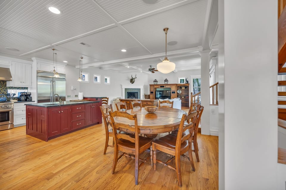 Dining area: Main floor, table seating for 8, bar seating for 2