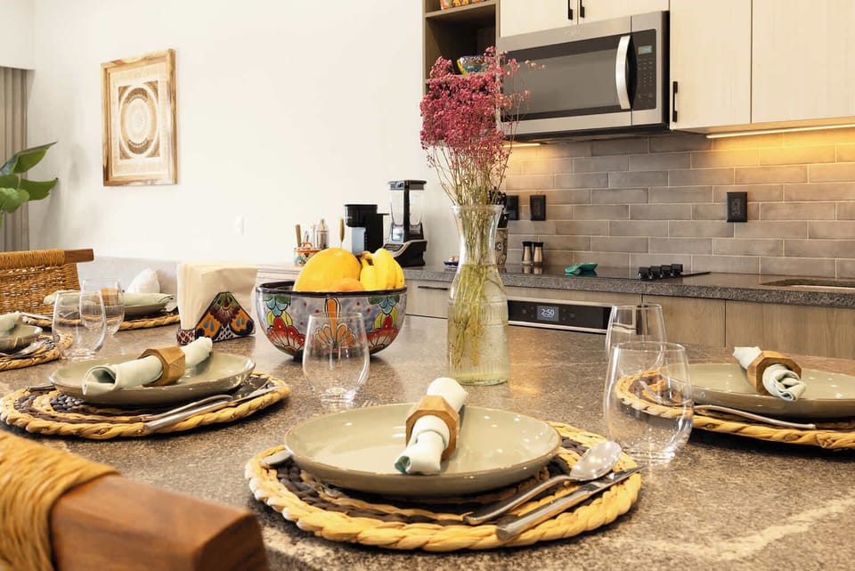 Dine In with Ocean Vibes – Full Kitchen Included!
