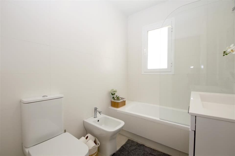 En-suite bathroom to the master bedroom from another angle