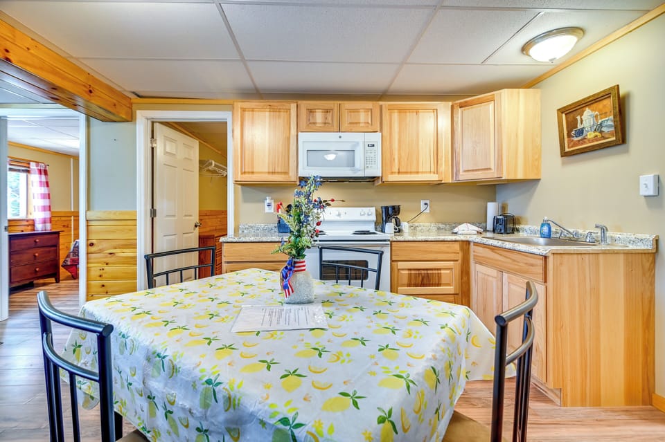 Dining Area & Kitchen