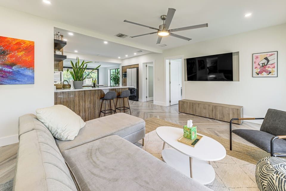 Living Room | Free WiFi | Smart TV