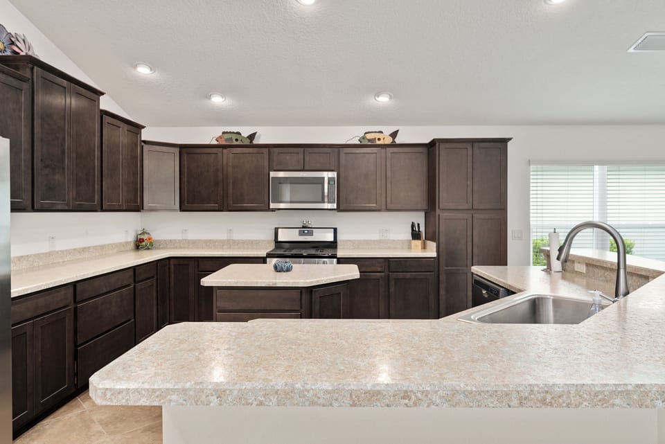 Large kitchen with 2x islands for plenty of food prepping space