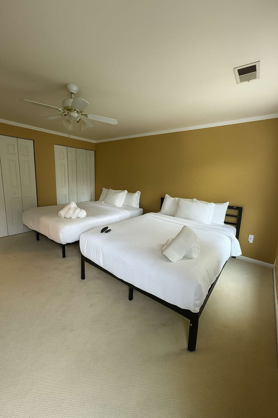 Light airy bedroom with twin beds