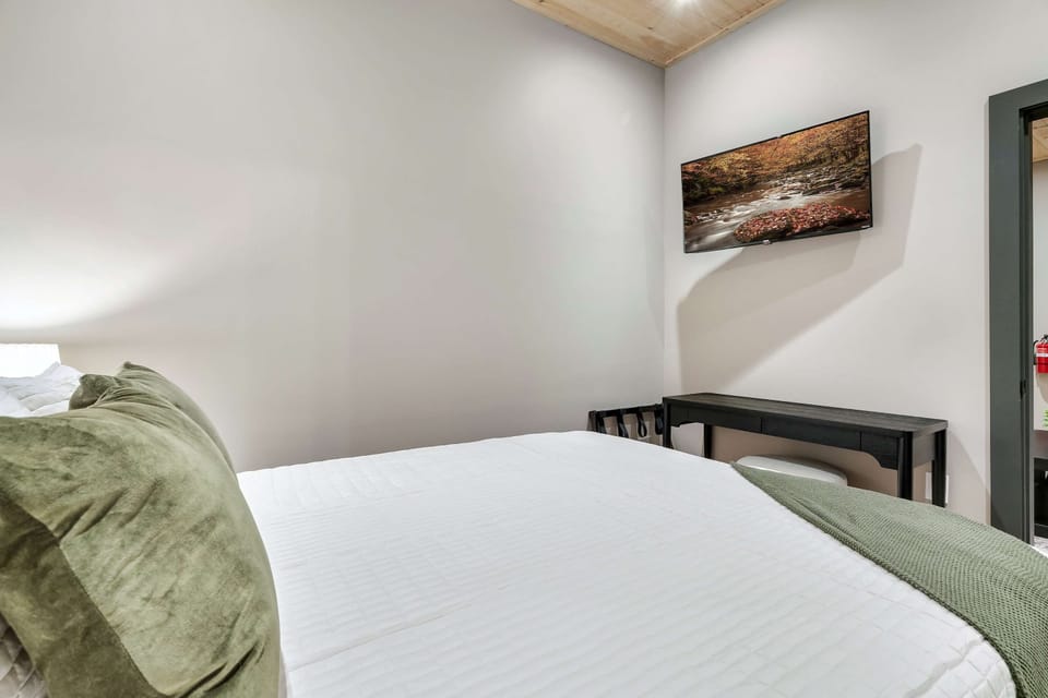 Unwind in style with plush décor and a scenic view for ultimate relaxation!