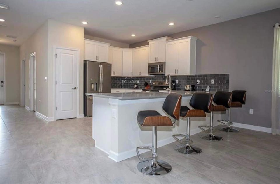 Enjoy quality time in the open-concept kitchen and dining area, complete with a coffee maker, oven, and everything you need to create delicious moments together. ☕🍽️