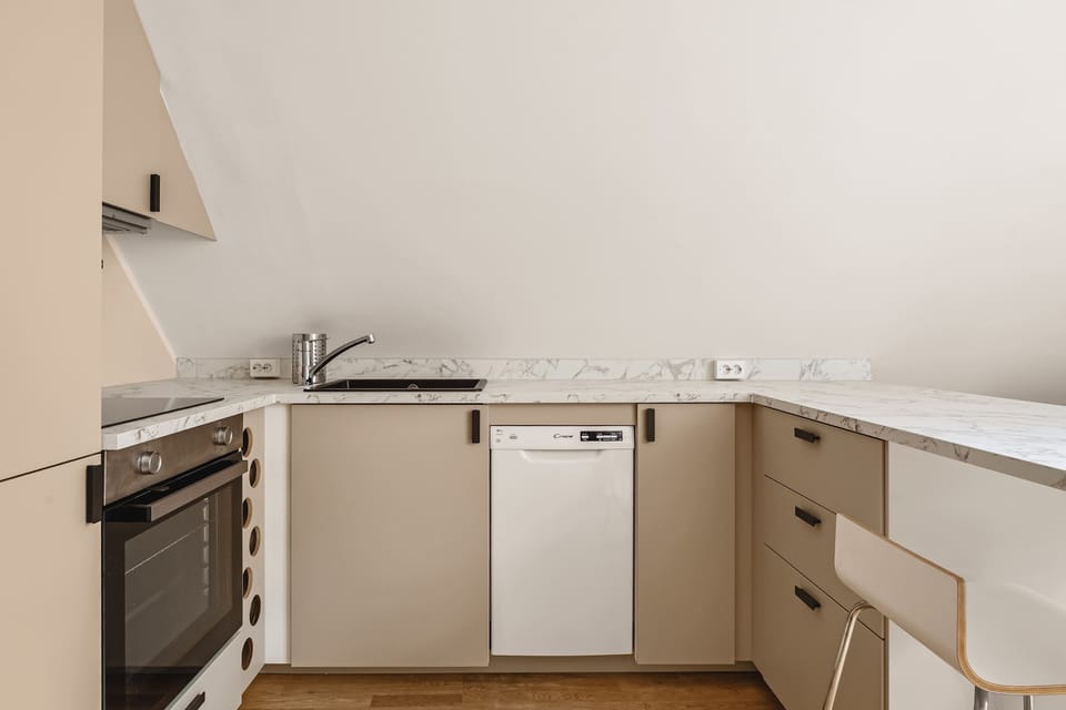 A practical and modern kitchen with a clean design and all necessary appliances for your stay.