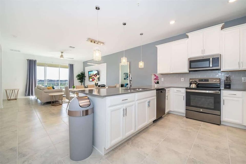 Stylish kitchen with full cookware and modern appliances — enjoy home-style dining in Orlando.