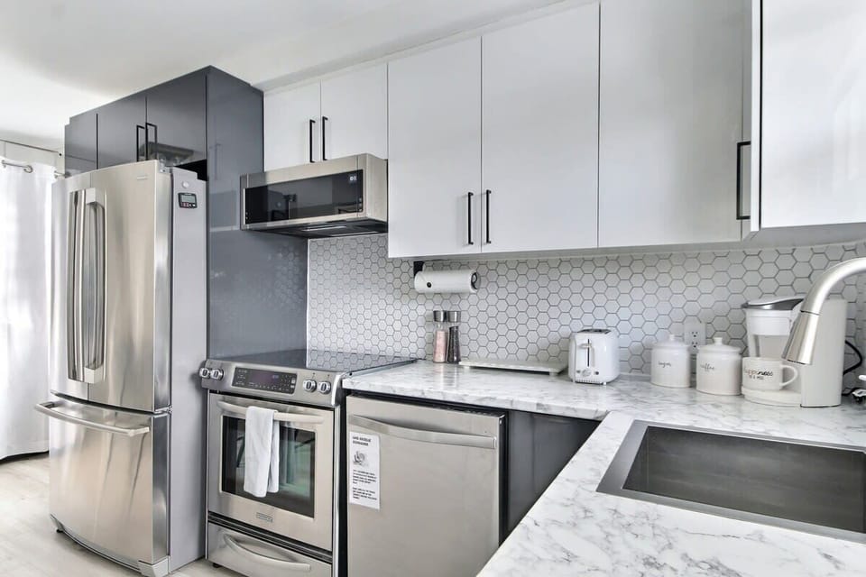 Optez pour la modernité dans votre cuisine avec notre réfrigérateur spacieux de 36 pouces, accompagné d'un lave-vaisselle et d'un four à convection, une combinaison parfaite alliant style et fonctionnalité.