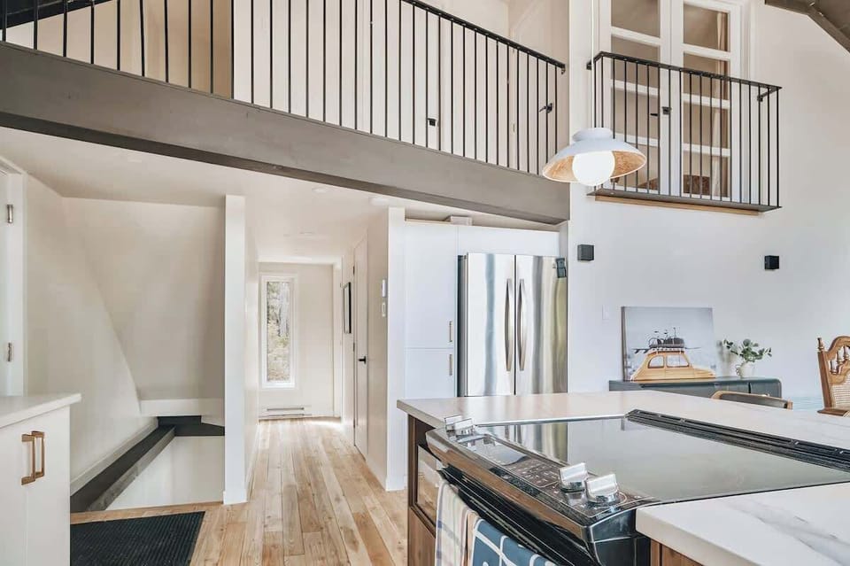 Détendez-vous dans un espace chaleureux et accueillant, mêlant confort, style et charme avec vue imprenable.