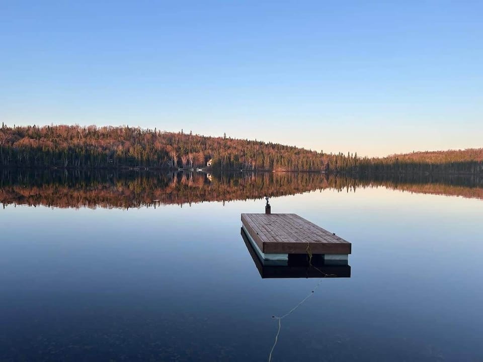 Retraite au bord de l’eau : Profitez d’une vue spectaculaire depuis votre quai privé, entouré d’une nature paisible. Un lieu idéal pour se ressourcer et savourer la beauté du fleuve en toute sérénité.
