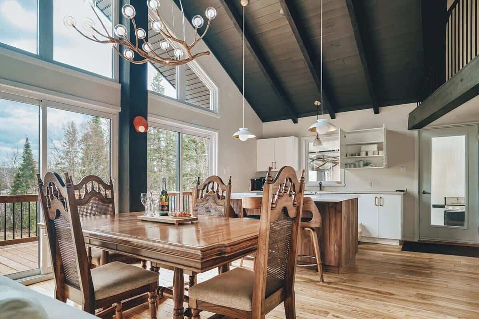 Salle à manger : Savourez vos repas dans un espace élégant et baigné de lumière, tout en admirant la beauté naturelle du paysage qui s’offre à vous.