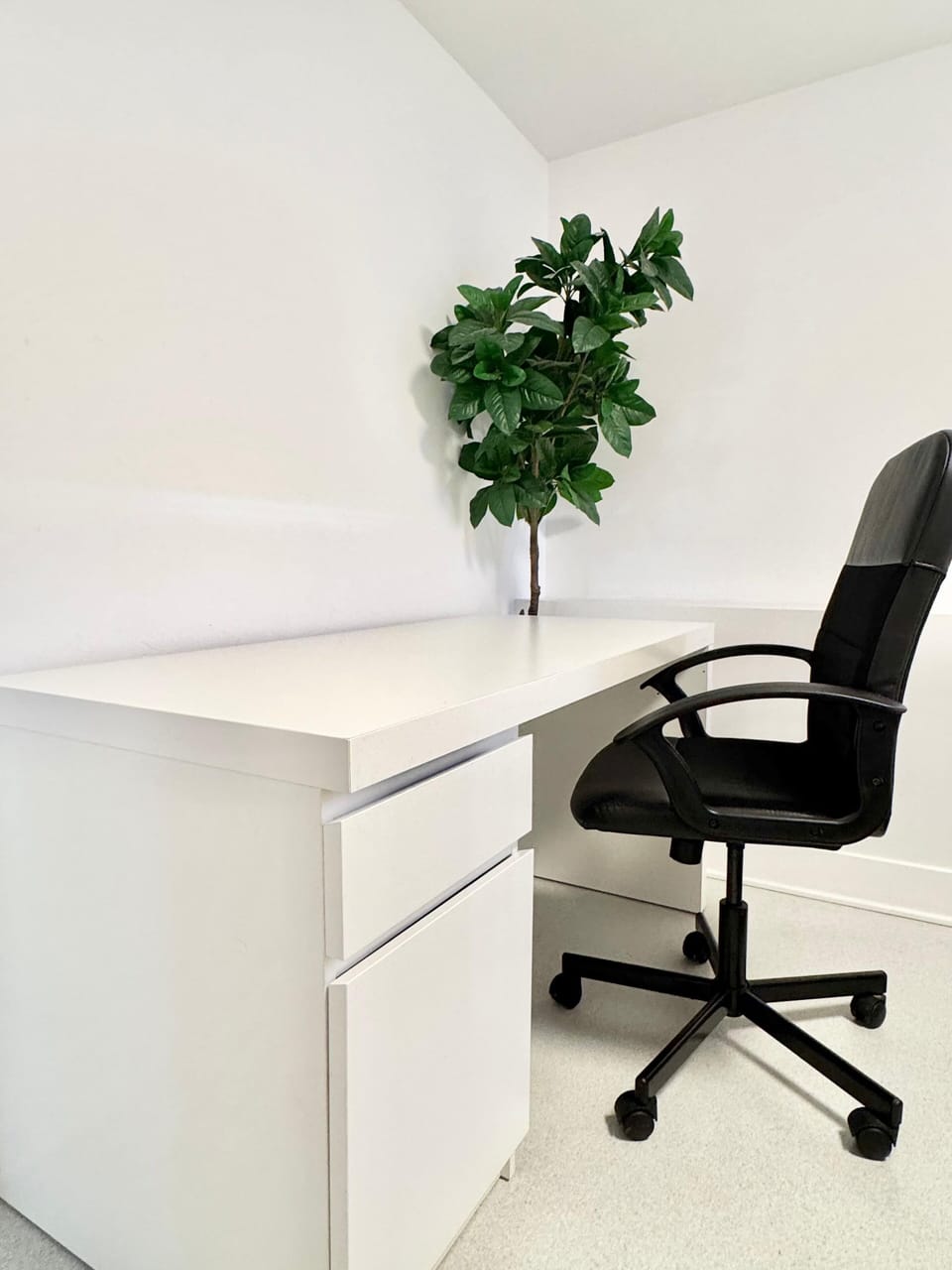 Travaillez confortablement depuis votre chambre grâce à cet espace de travail dédié, conçu avec soin. 