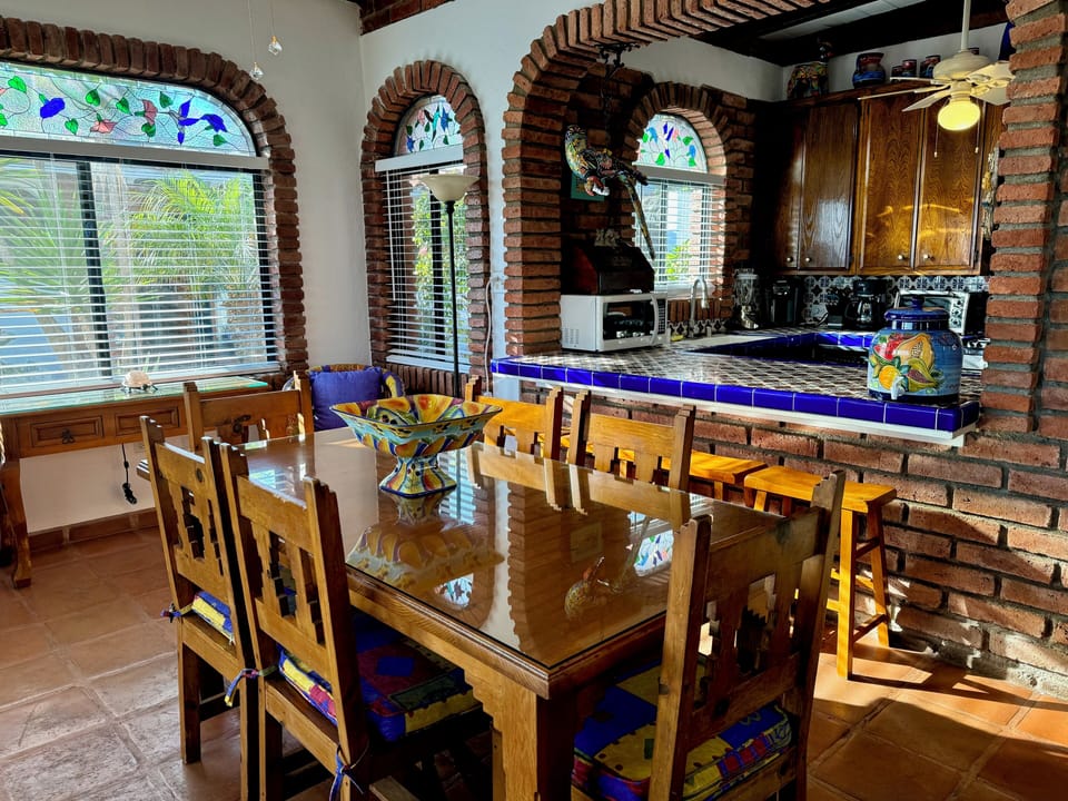 Full kitchen and lots of space to eat!  Yum!  Yum!