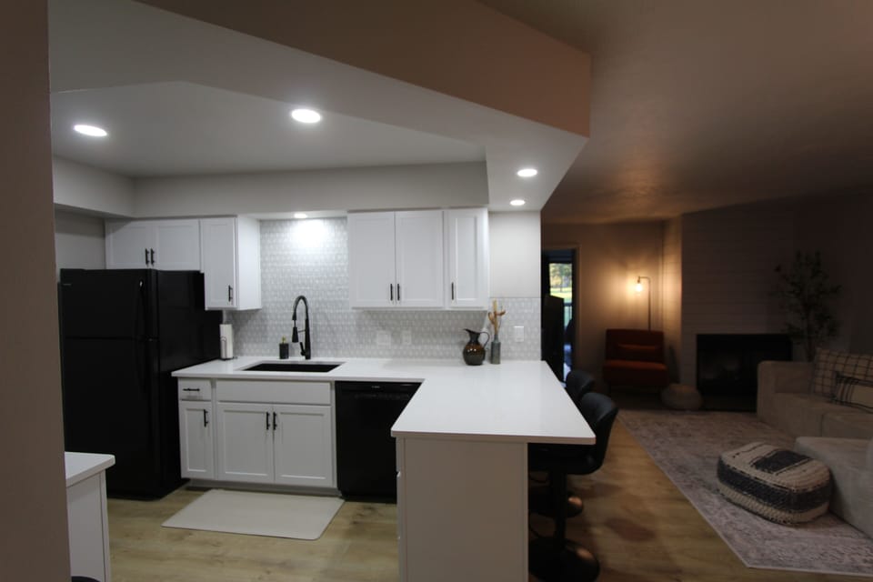 Bar area in the kitchen to enjoy a quick bite