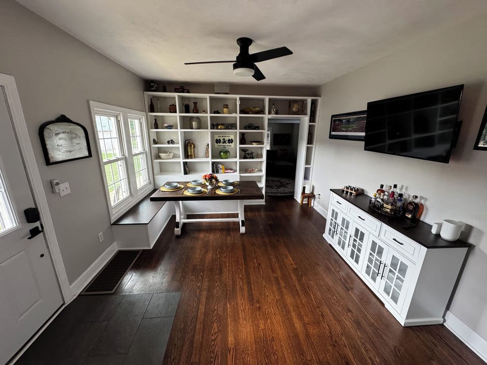 The side entrance opens into the dining area, with flows from the kitchen.