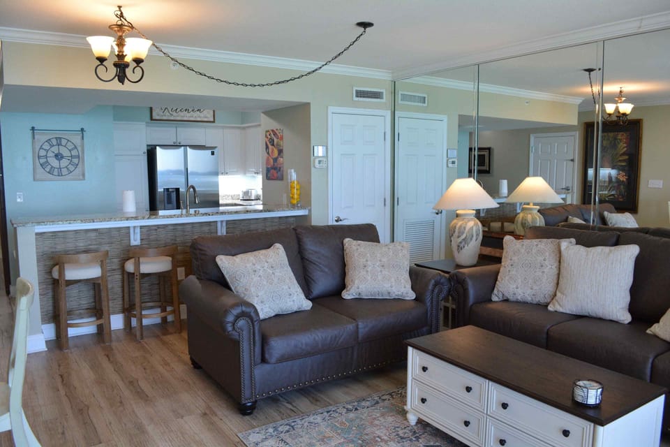 LIVING ROOM WITH PLENTY OF SEATING WITH QUEEN SOFA PULL OUT IN COUCH