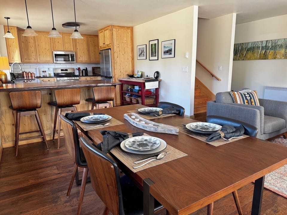 Table ware provided, perfect for family meals