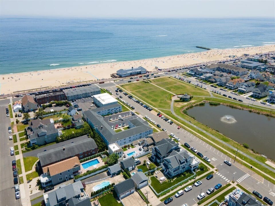 1/2 block to beach/boardwalk