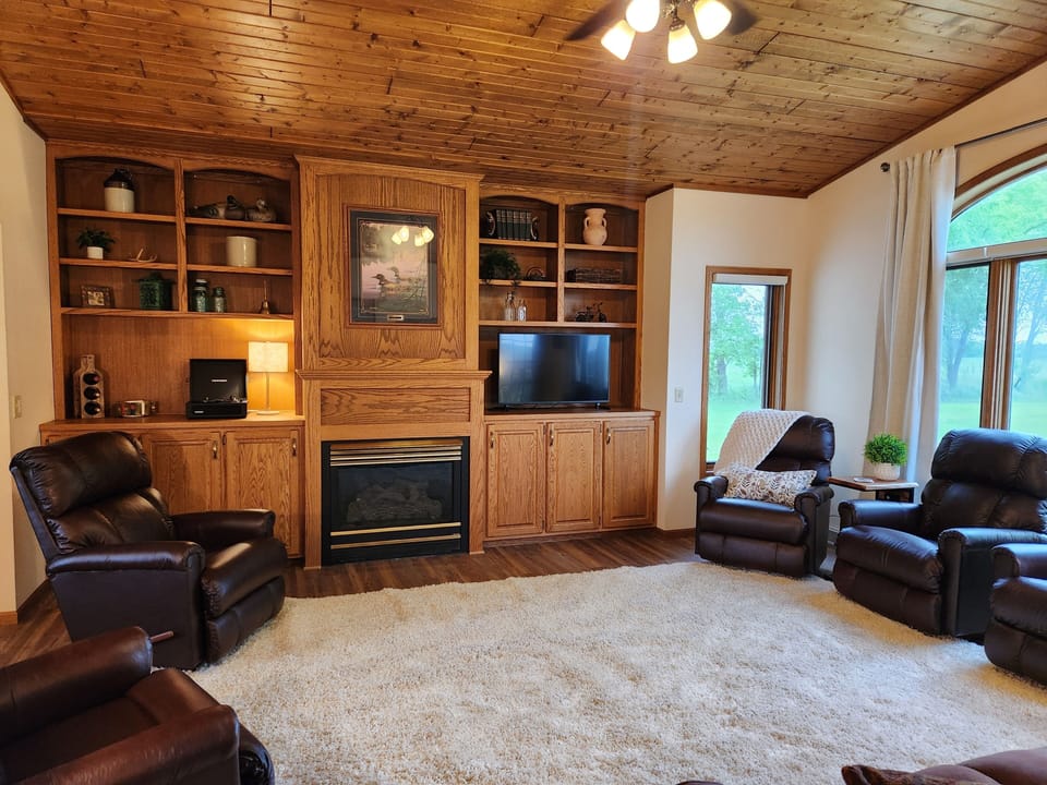 Expansive Living area with seating for 8
Gas Fire Place turns on w/remote
40" TV