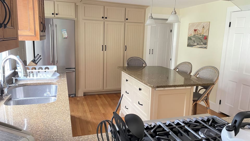 Full Kitchen with Island