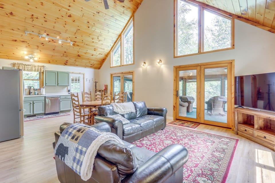 Living Room | Free WiFi | Smart TV | Main Floor