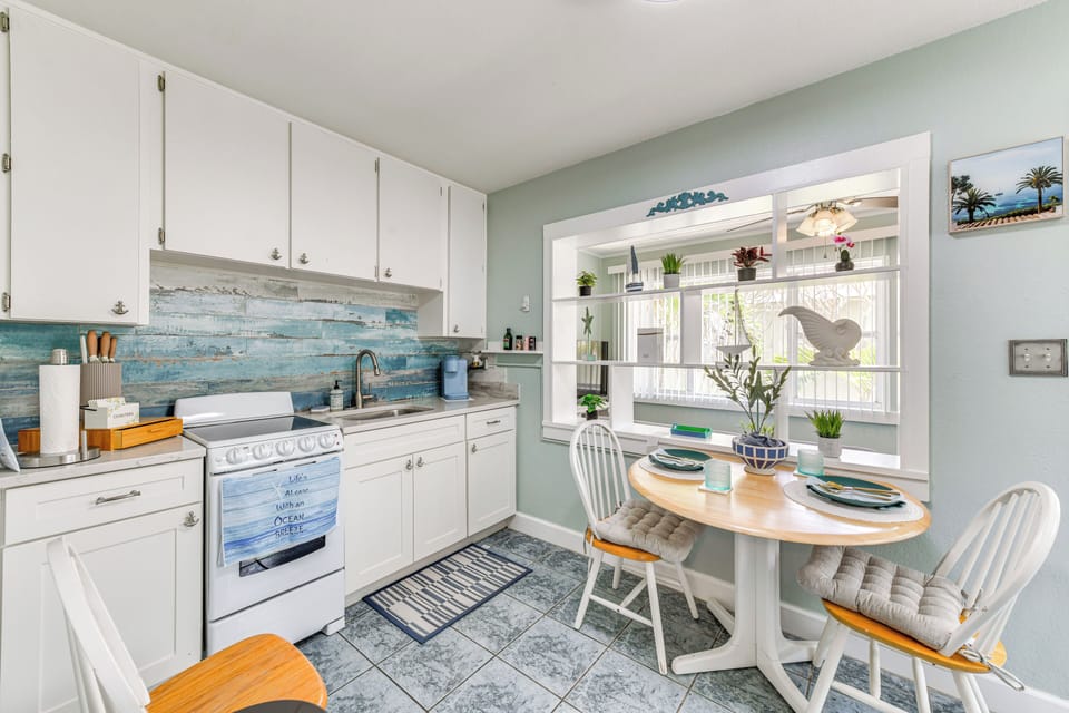 Kitchen | Dining Area | Cooking Basics | Single-Story Apartment