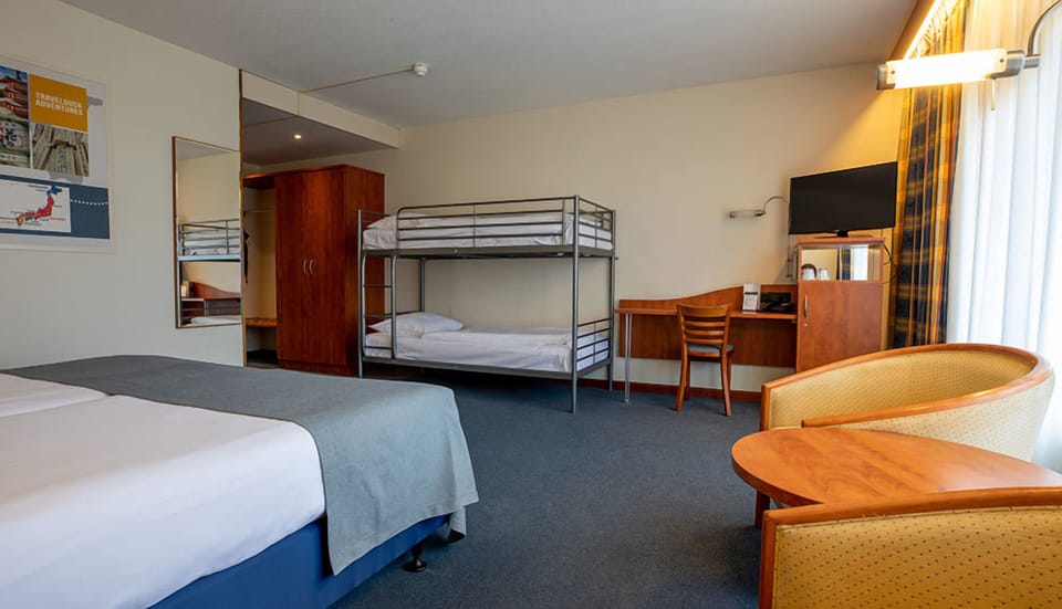 Unit with 2 Single beds and 1 twin bunk beds