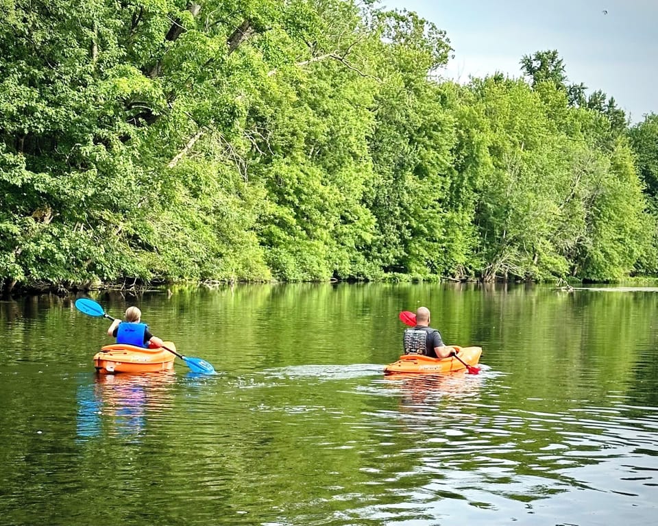 Paradise at Pier 124: Enjoy the best of lake life from our two provided kayaks! Very peaceful lakes!