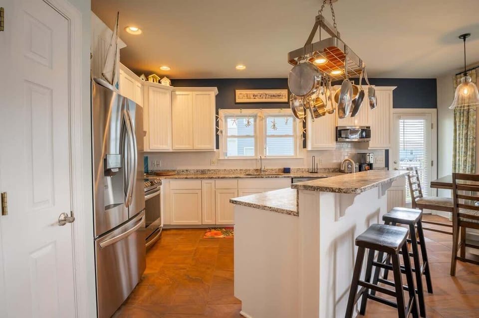 Level 2-Kitchen with Granite Countertops