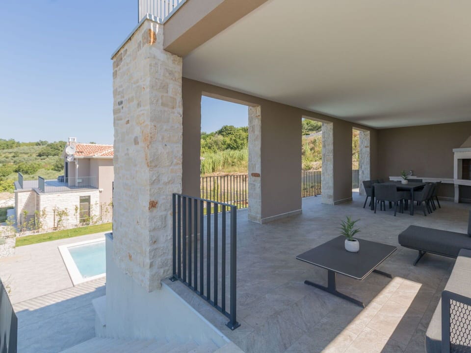 Wall, Architecture, Composite Material, Concrete, Estate, Balcony, Handrail, Daylighting, Porch