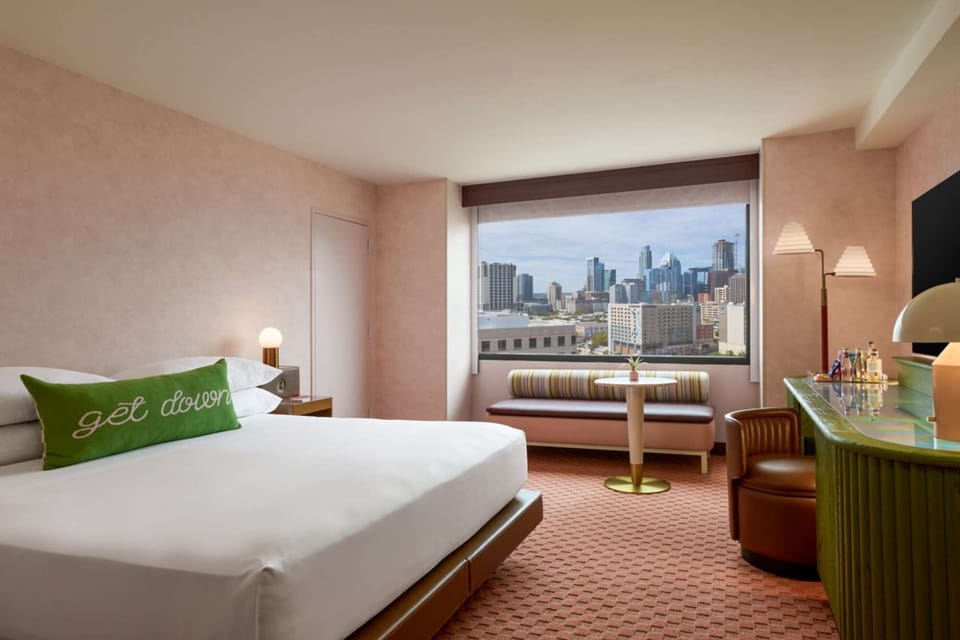 King room with city view and green desk