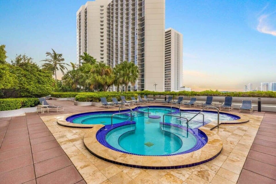 The Grand jacuzzi - 10th floor - (Open 6am-9pm)